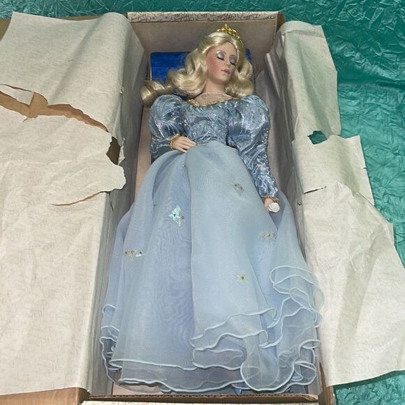 Sleeping Beauty Porcelain Doll 20” - Picture 9 of 9